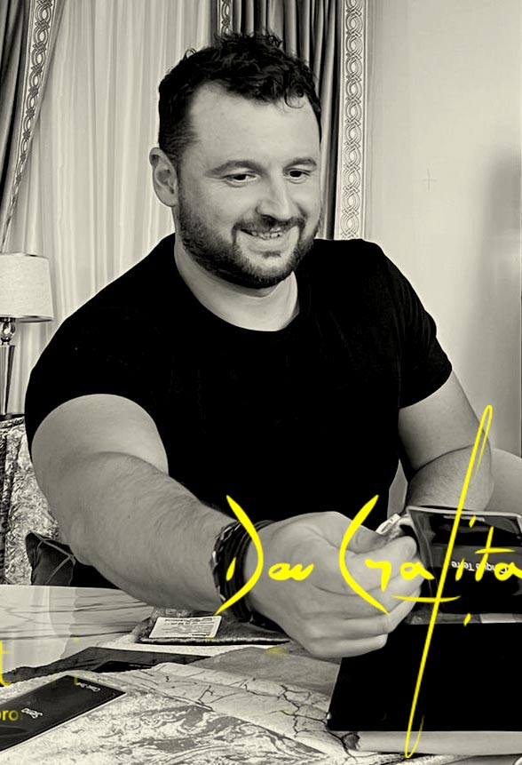 Dan Gafița, designer de interior din Iași, portret în biroul de proiectare