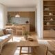 Living luminos cu mobilier din lemn deschis, plante și design interior minimalist